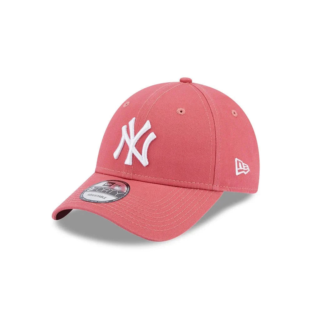 New Era New York Yankees MLB League Essentials 9FORTY Strapback - Cap On