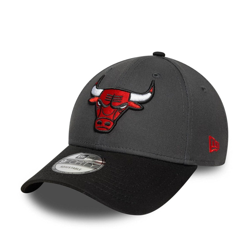 قبعة New Era 9FORTY قابلة للتعديل بشعار NBA Sidepatch Chicago Bulls باللون الرمادي الداكن