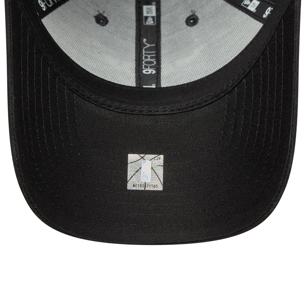 قبعة New Era 9FORTY قابلة للتعديل بشعار NBA Sidepatch Chicago Bulls باللون الرمادي الداكن